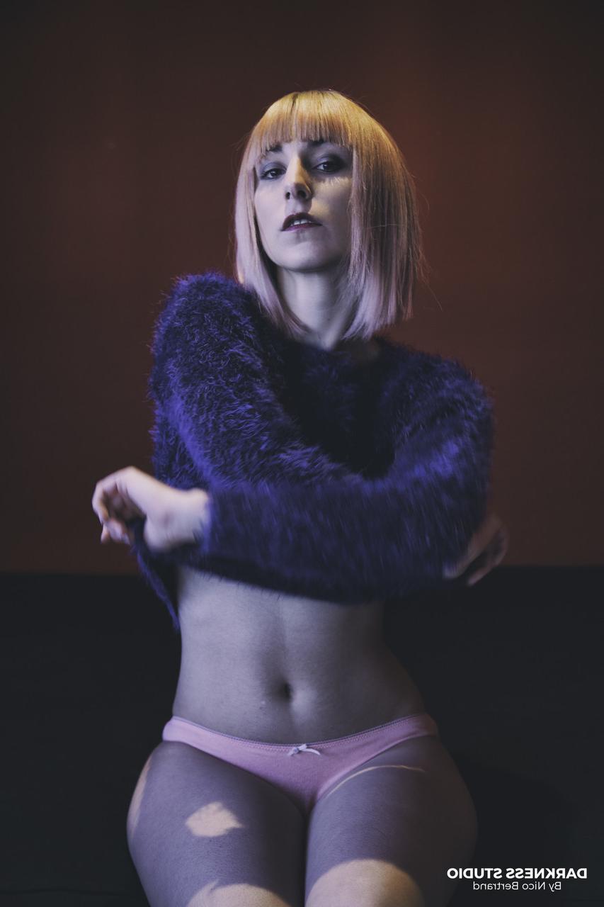 20P A loira gostosa Leire Blacksun tira o suéter para exibir seu corpo ágil e tatuado