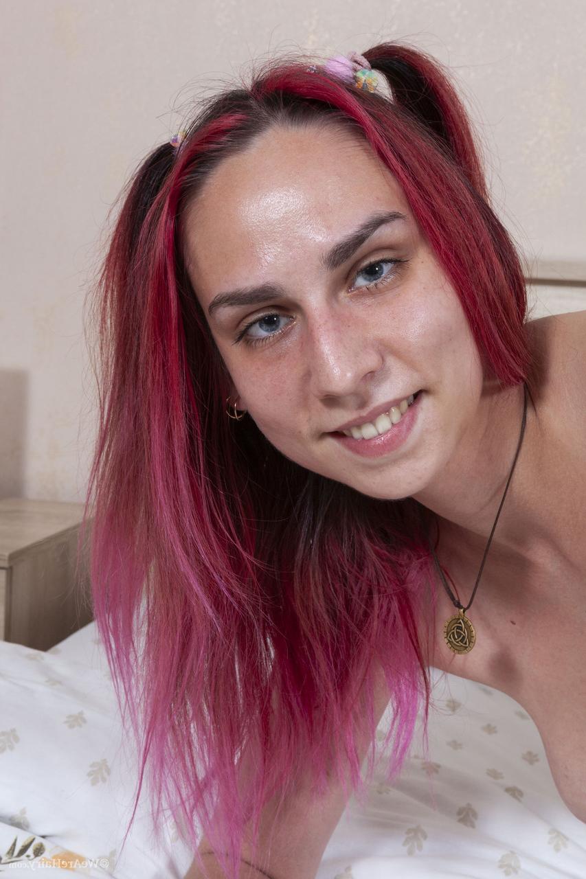 20P La traviesa amateur Foxy Slave juega con su coño peludo en la cama