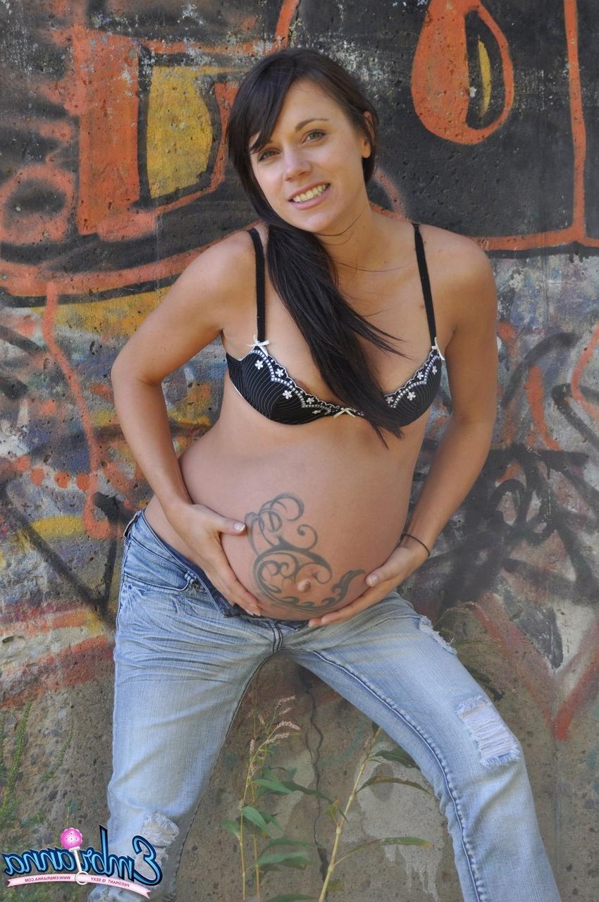 16P Das schwangere Solo-Mädchen Brianna zeigt ihre kleinen Titten und ihren Bauch in verwaschenen Jeans