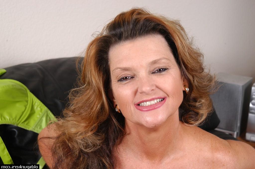 16P Older chubby with large natural tits spreading hairy pussy for clit viewing