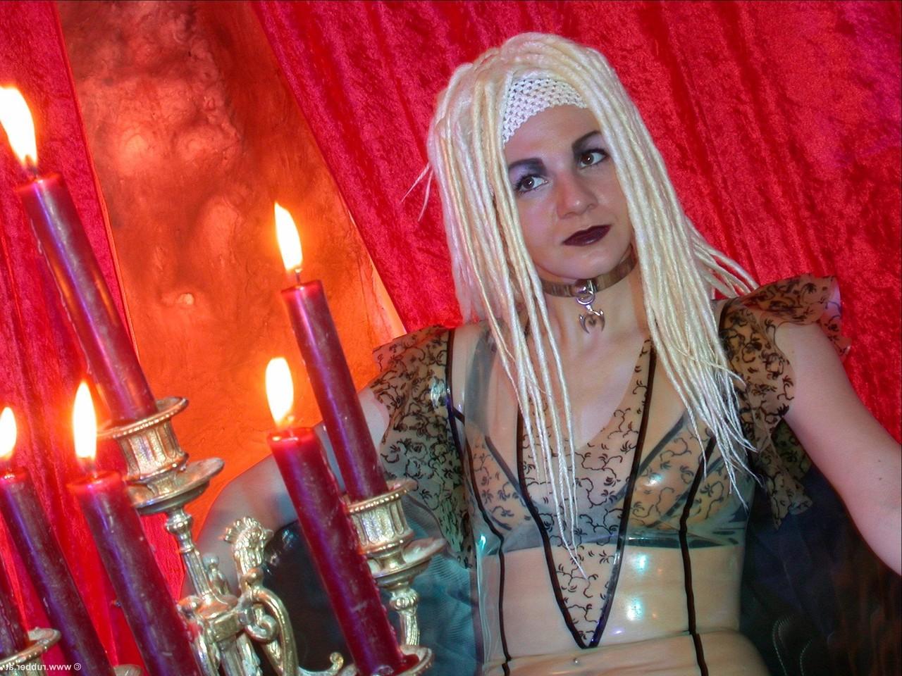 16P Die heiße Blondine Saskia toppt die brünette Tussi TGT beim Lezdom-Spiel in Latexkleidung