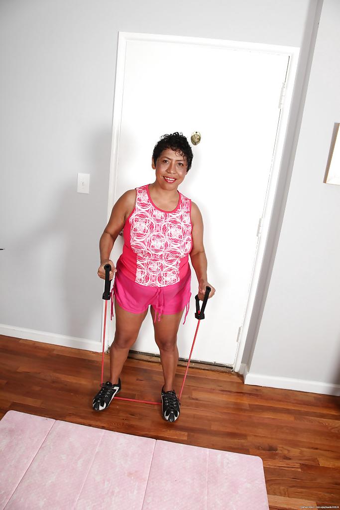 16P La gorda latina madura desnudándose y exponiendo su herida afeitada