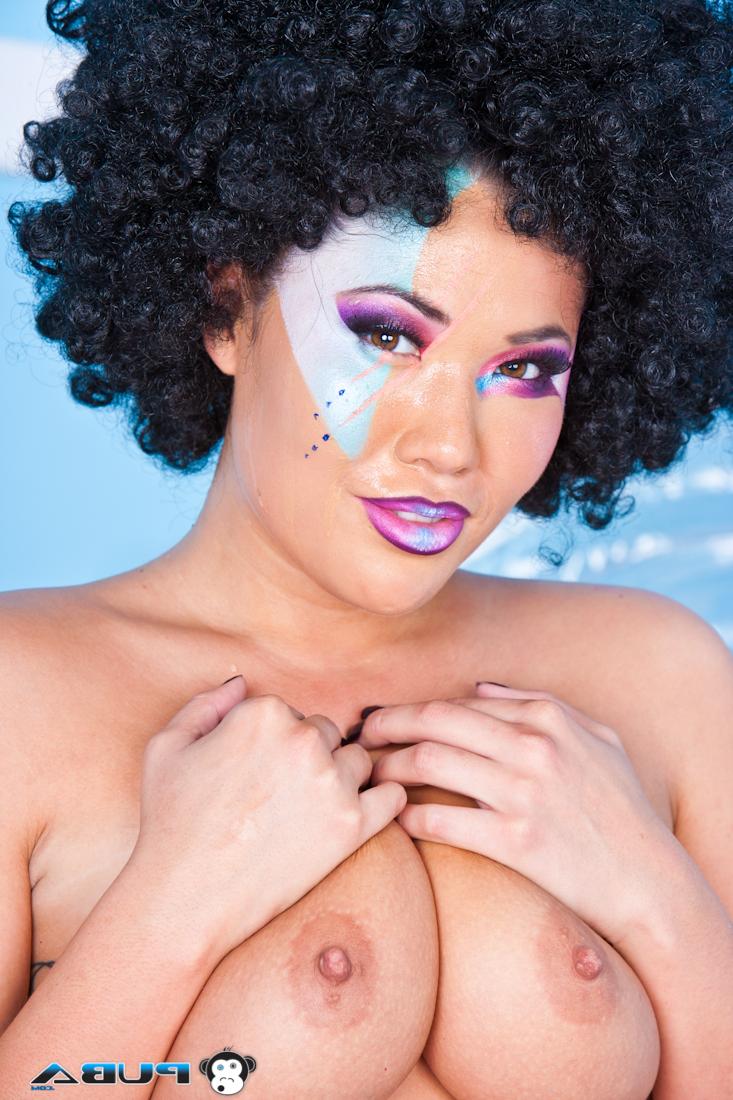 20P A patinadora morena London Keyes exibindo sua bunda curvilínea e seus peitos grandes