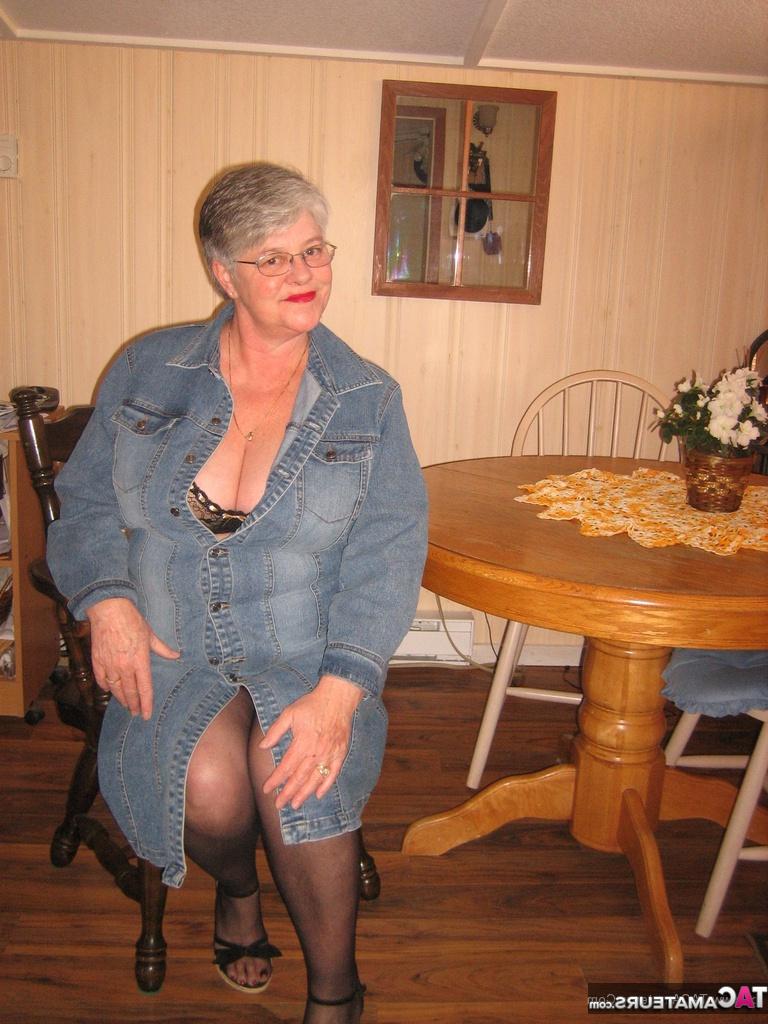 20P Mamie en surpoids aux gros seins, Girdle Goddess, gode son castor sur une table