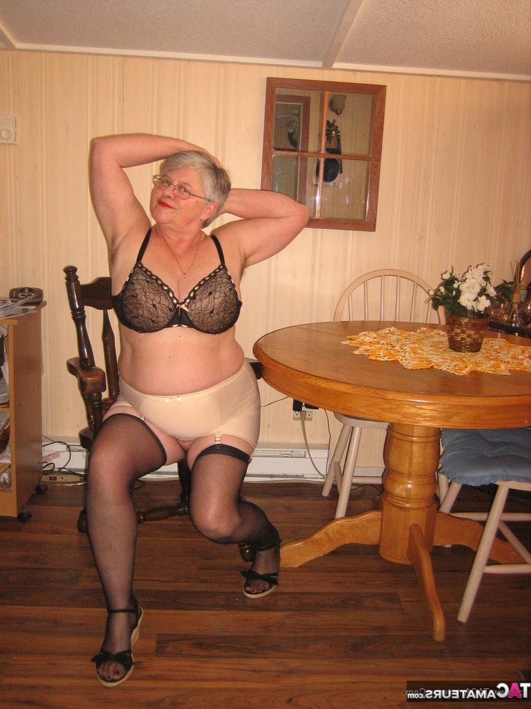 20P Mamie en surpoids aux gros seins, Girdle Goddess, gode son castor sur une table