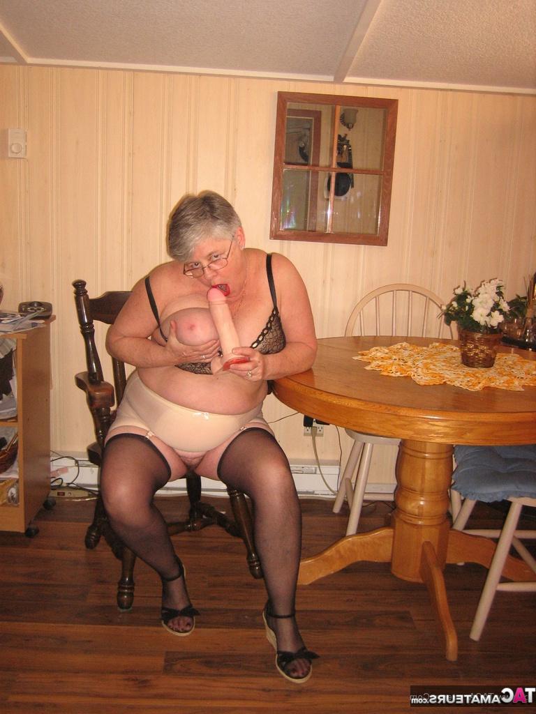 20P Mamie en surpoids aux gros seins, Girdle Goddess, gode son castor sur une table