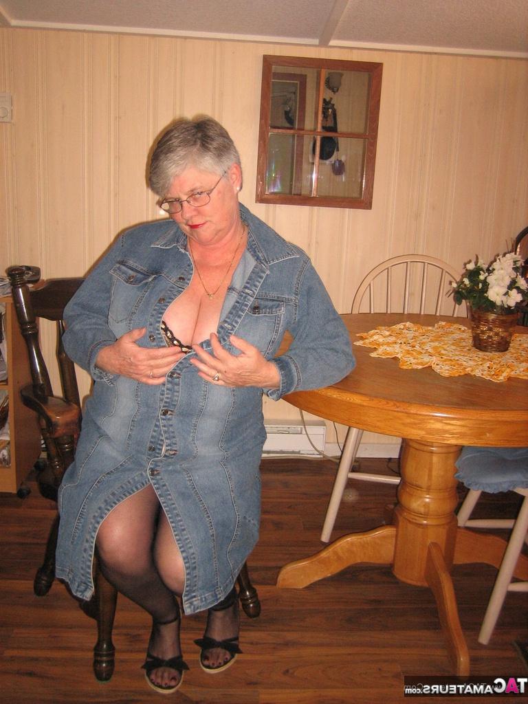 20P Mamie en surpoids aux gros seins, Girdle Goddess, gode son castor sur une table