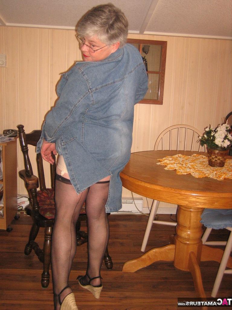 20P Mamie en surpoids aux gros seins, Girdle Goddess, gode son castor sur une table
