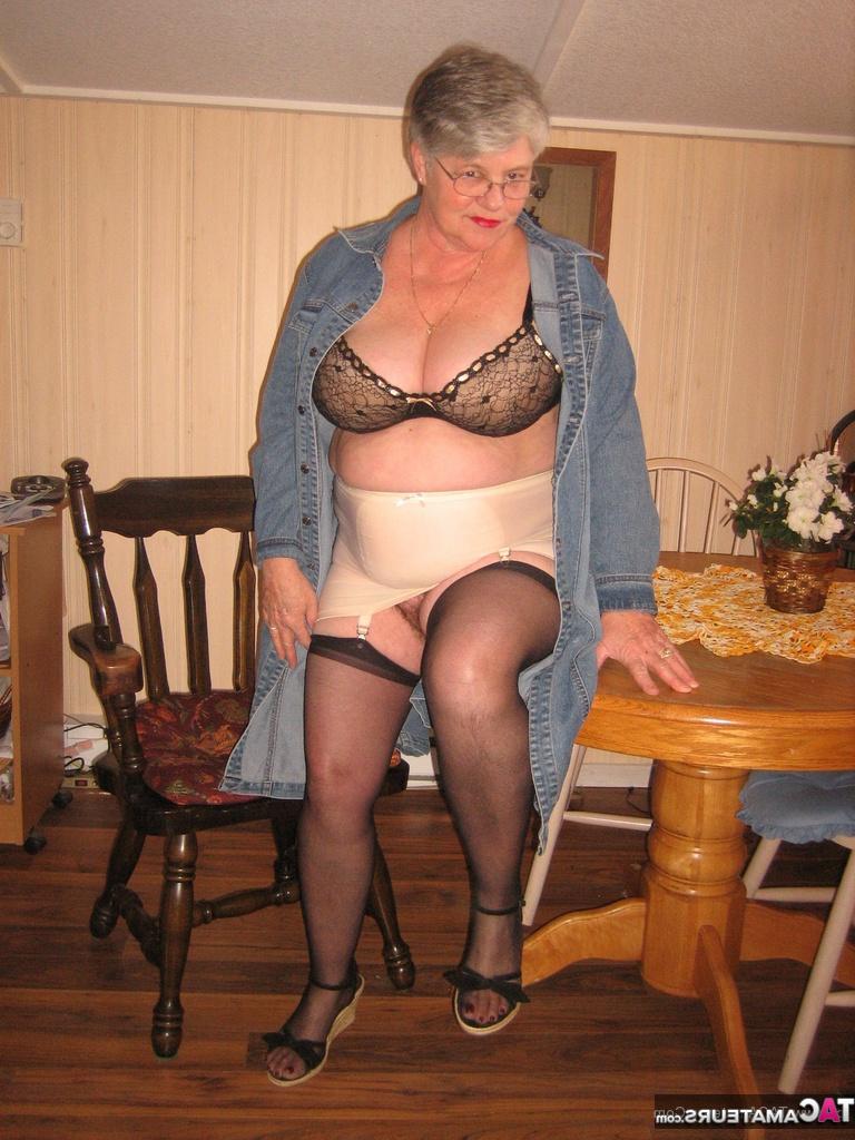 20P Mamie en surpoids aux gros seins, Girdle Goddess, gode son castor sur une table