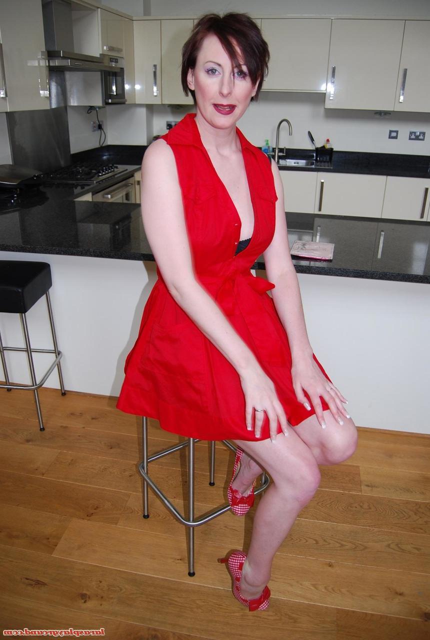 11P Mulher morena mais velha levanta o vestido vermelho para uma saia sem calcinha