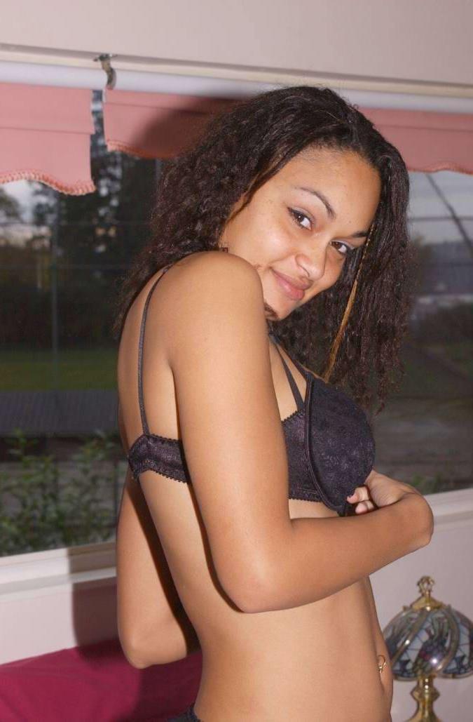 13P Garota indiana sexy perde seus seios naturais de um sutiã preto na cama