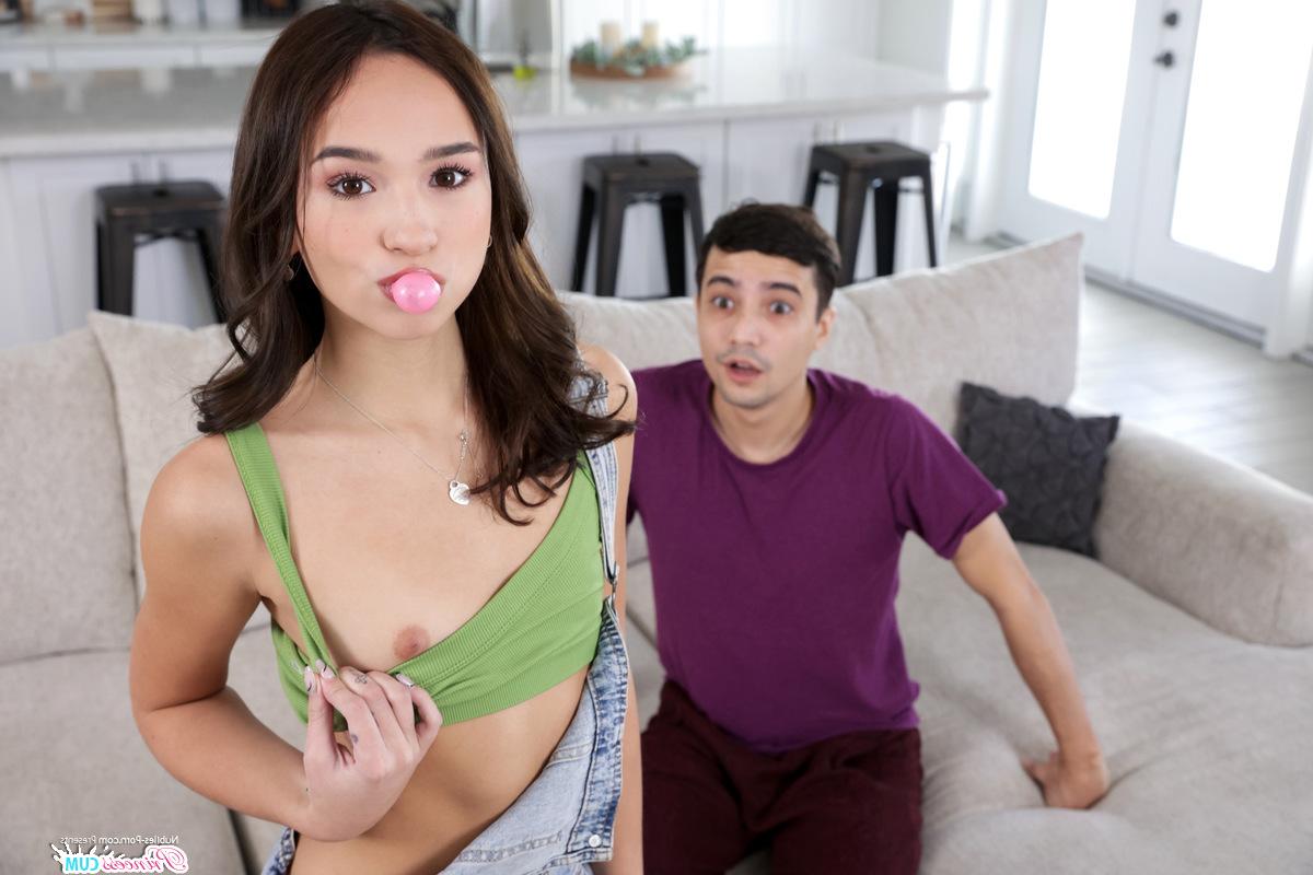 16P A adolescente magrinha Dakota Tyler é pega fazendo sexo com o meio-irmão