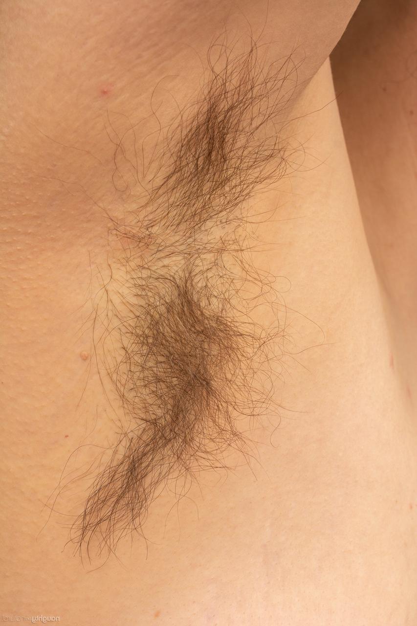 20P Autoridade de partes gordurosas e peludas exibe suas axilas e buracos com barba por fazer enquanto ela tira a roupa
