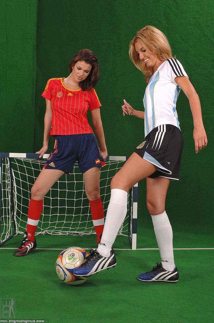 20P Euro Girls On Girls Eleanor, Virginee
