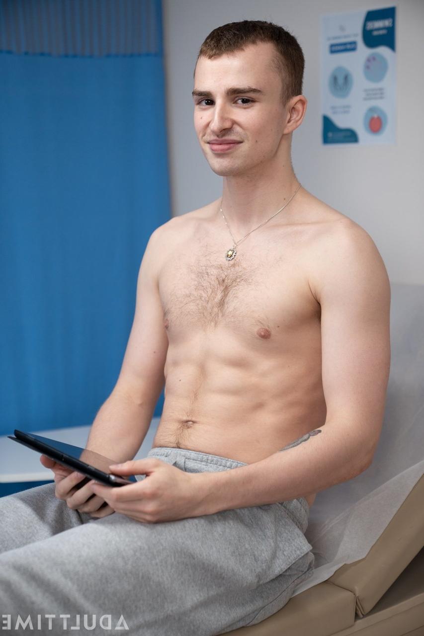 20P Die schwulen Jungs Leo Louis und Ryan Jacobs genießen Doggystyle-Analsex