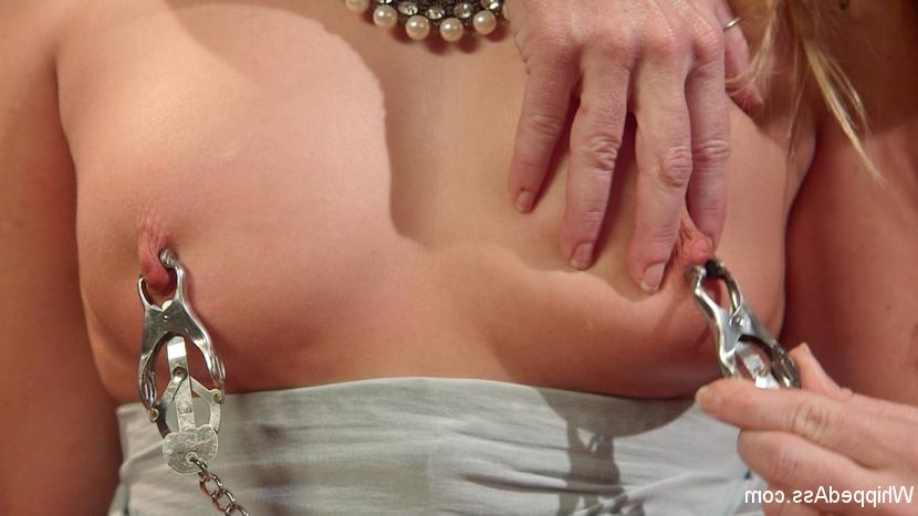 15P Die junge Blondine wird beim Lezdom-Sex von einer älteren Blondine geknallt