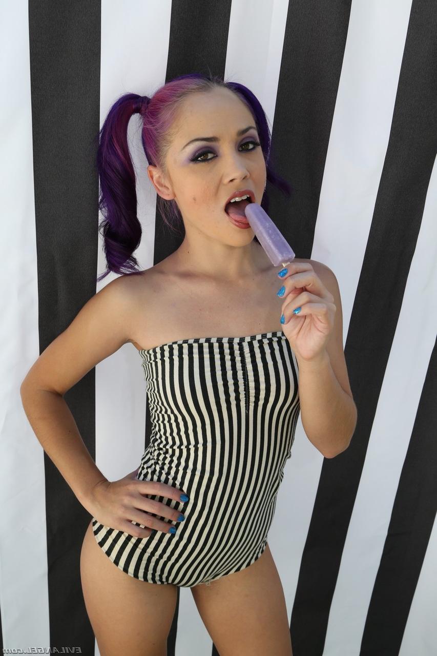 18P La traviesa Kristina Rose de pelo morado chupa su helado y hace alarde de su culo caliente