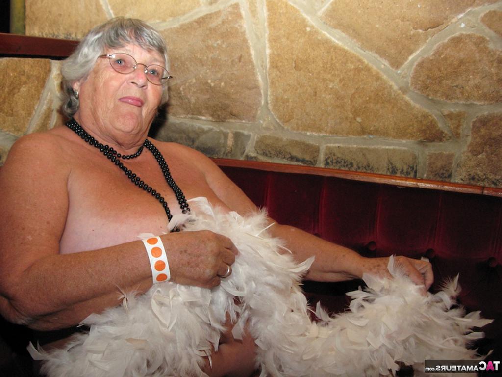 20P La vieja abuela británica Libby se desnuda mientras toma cervezas en un pub