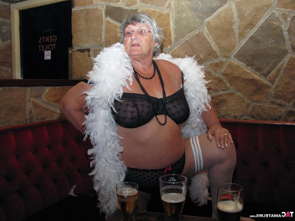 20P La vieja abuela británica Libby se desnuda mientras toma cervezas en un pub