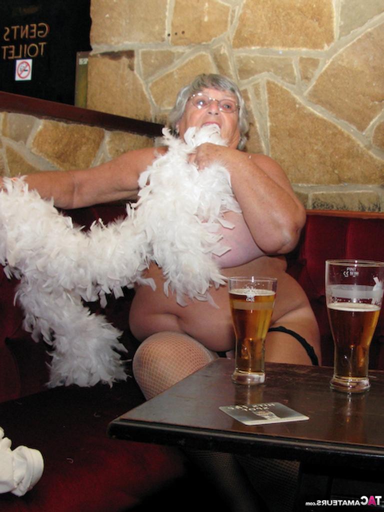 20P La vieja abuela británica Libby se desnuda mientras toma cervezas en un pub