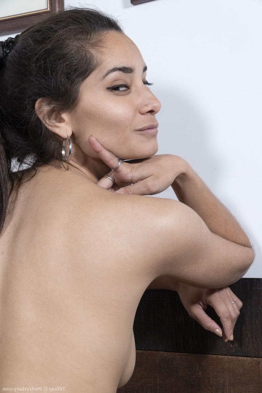 20P Amadora querida Tiffany mostra seus peitos fofos, bunda bonita e vulva peluda