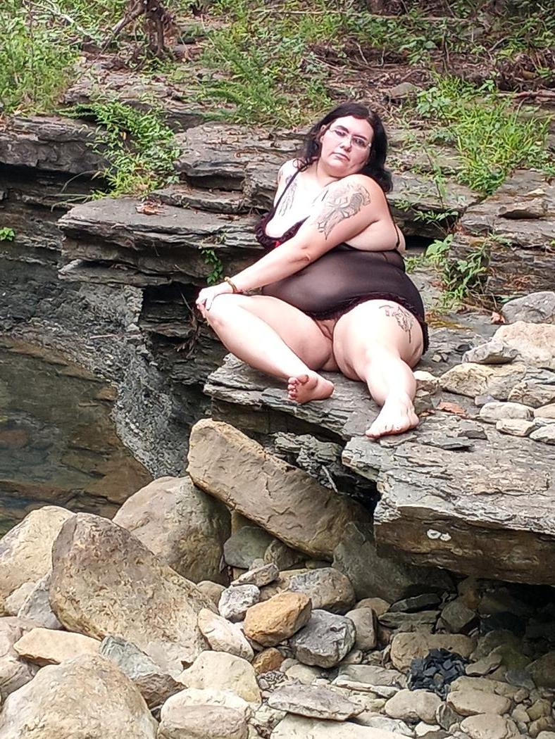 11P Ninfeta amadora gorda esfrega sua boceta suculenta nas pedras à beira do rio