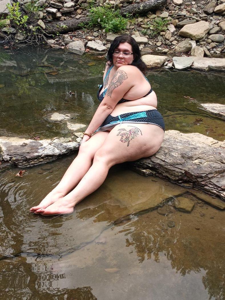 11P Ninfeta amadora gorda esfrega sua boceta suculenta nas pedras à beira do rio