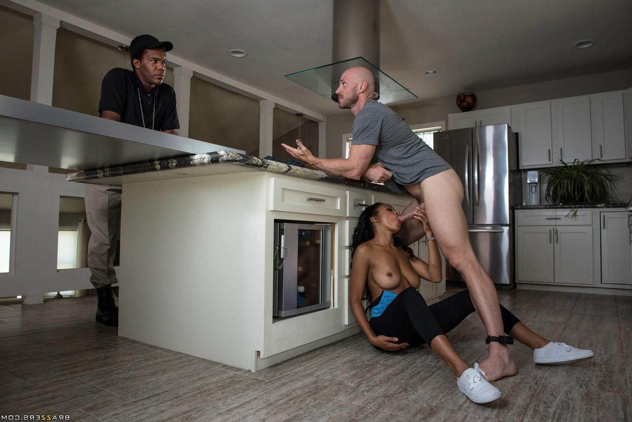 20P Die zierliche schwarze Anya Ivy fickt nach dem Training einen gut bestückten weißen Bullen in seiner Küche