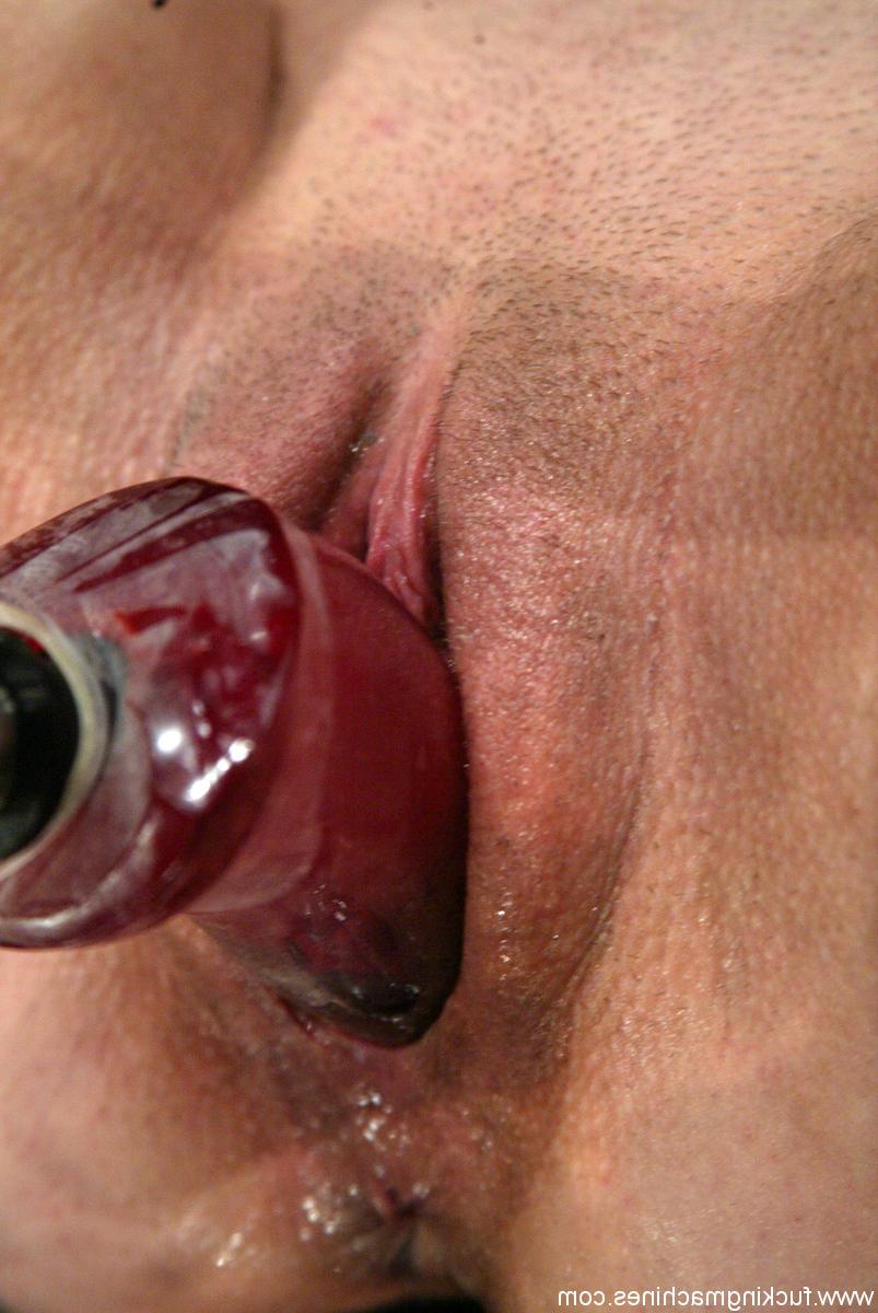20P A ruiva Pinky Lee recebe um vibrador de máquina em sua boceta molhada