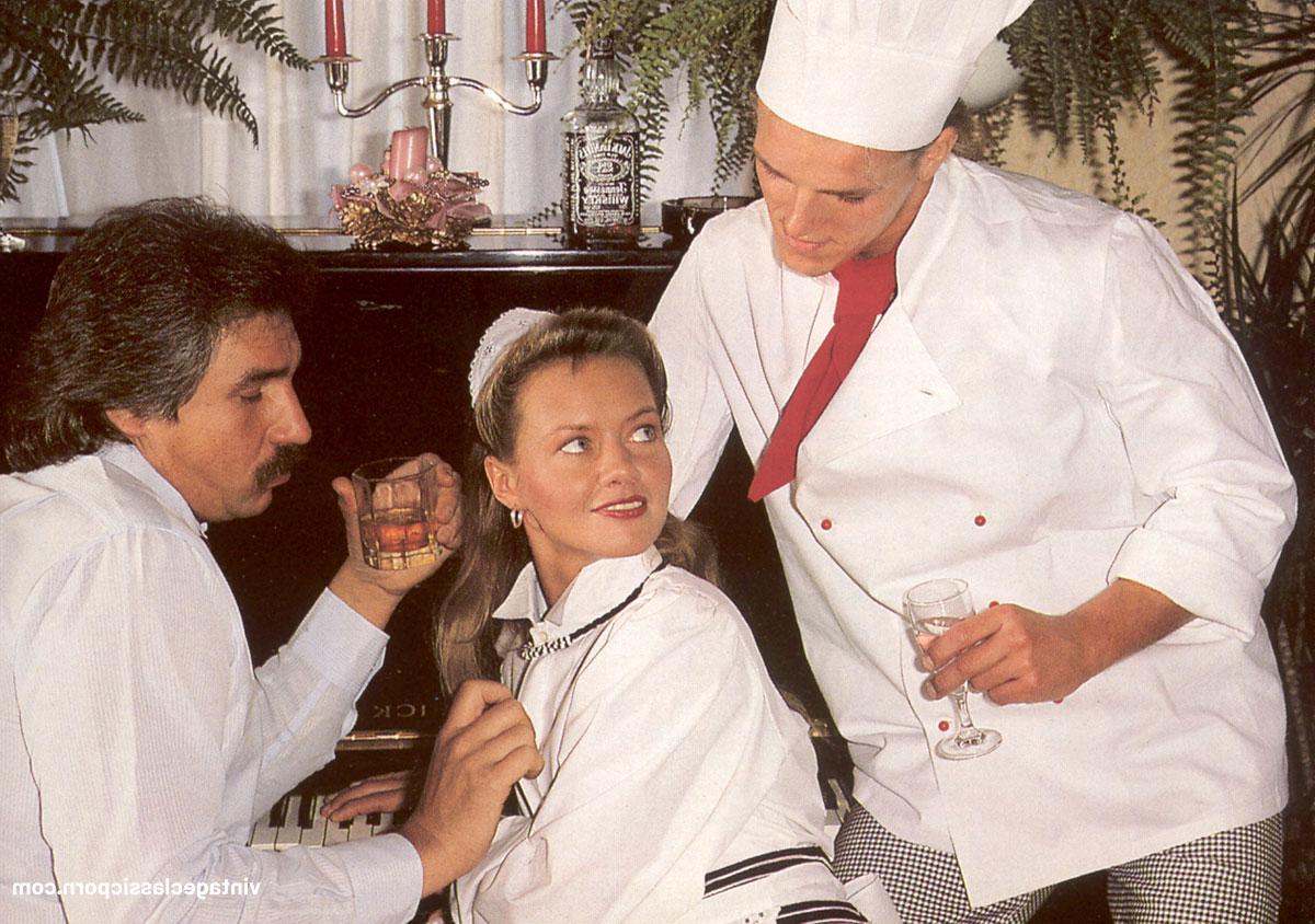 20P Serveuse sexy se fait baiser la chatte poilue dans un trio vintage