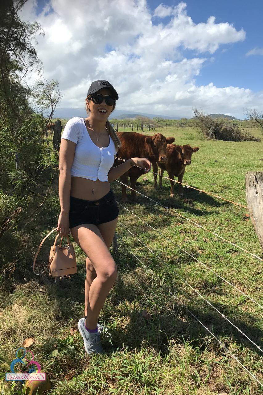 20P A gata latina sexy Demi Lopez mostra seu espólio perfeito durante um passeio de férias