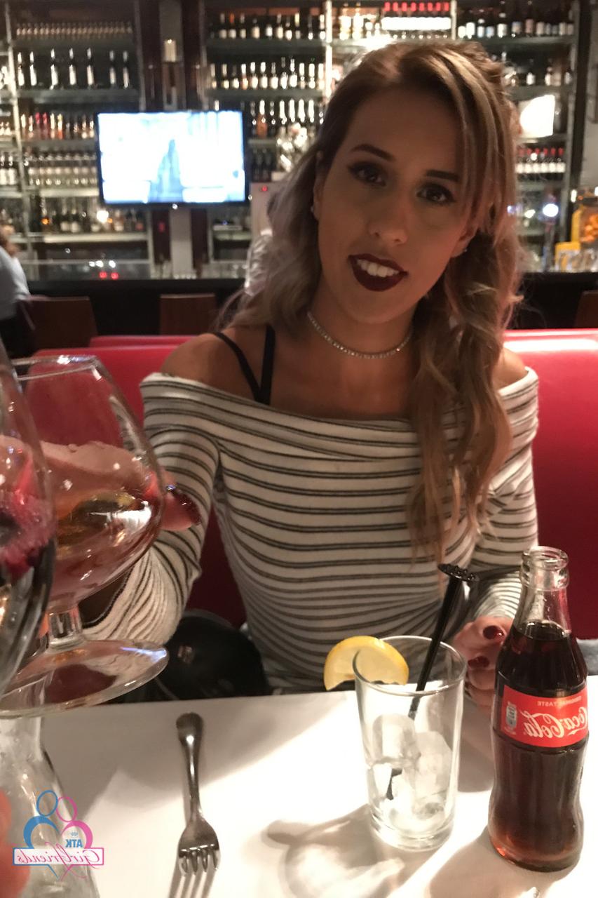 20P A gata latina sexy Demi Lopez mostra seu espólio perfeito durante um passeio de férias