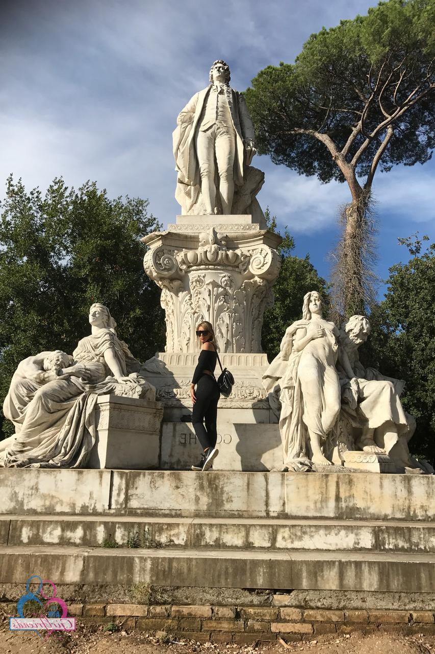 20P A gata latina sexy Demi Lopez mostra seu espólio perfeito durante um passeio de férias