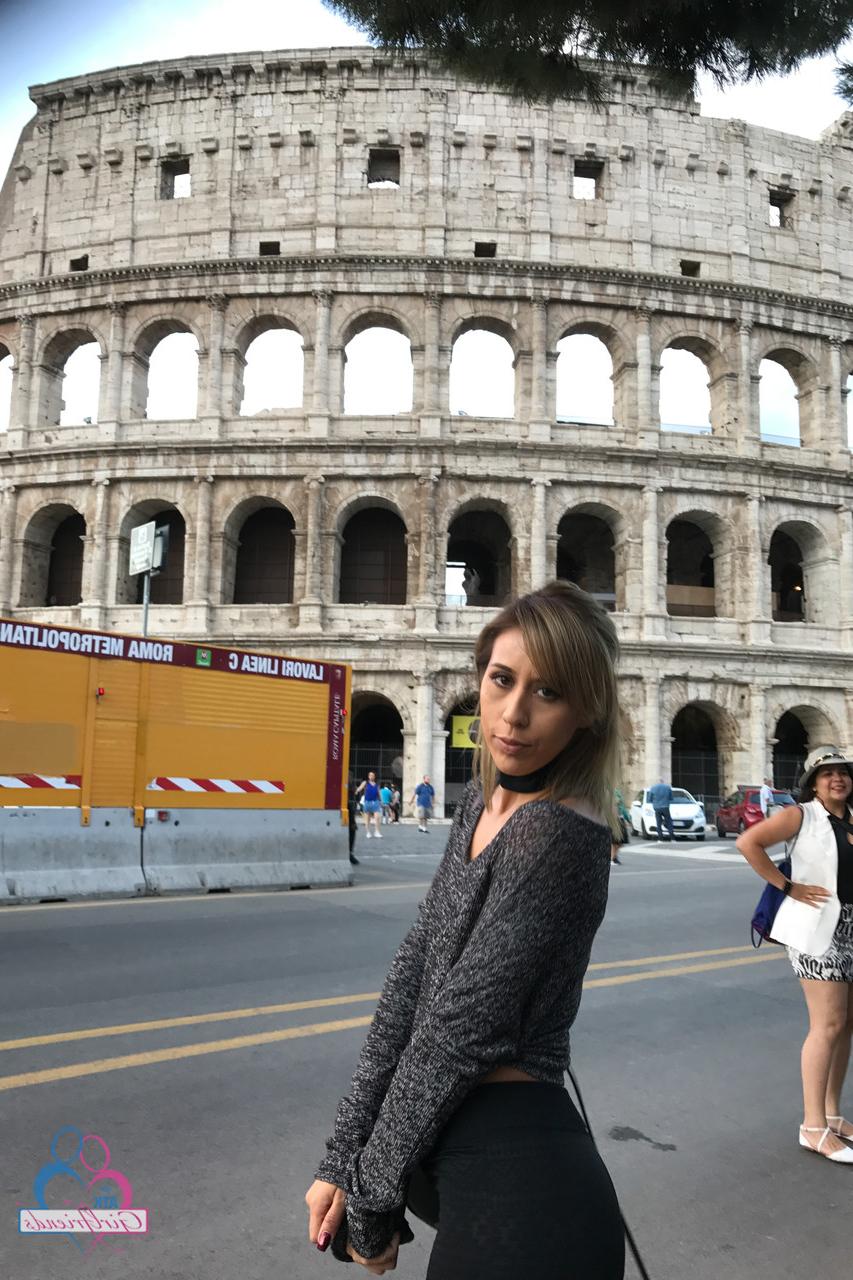 20P A gata latina sexy Demi Lopez mostra seu espólio perfeito durante um passeio de férias