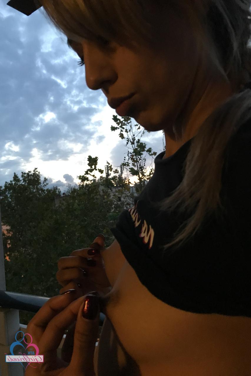 20P A gata latina sexy Demi Lopez mostra seu espólio perfeito durante um passeio de férias