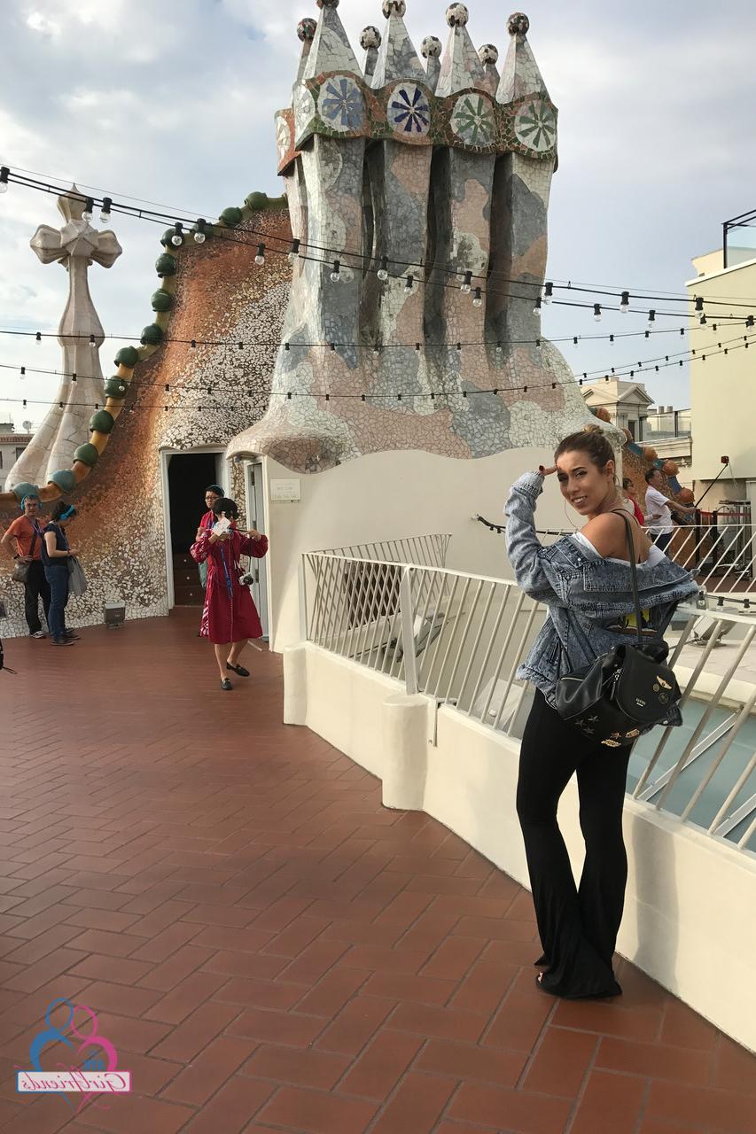 20P A gata latina sexy Demi Lopez mostra seu espólio perfeito durante um passeio de férias