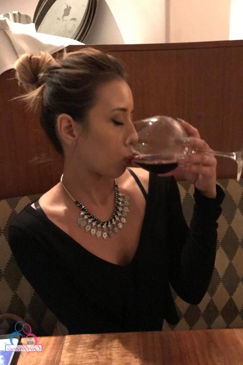 20P A gata latina sexy Demi Lopez mostra seu espólio perfeito durante um passeio de férias