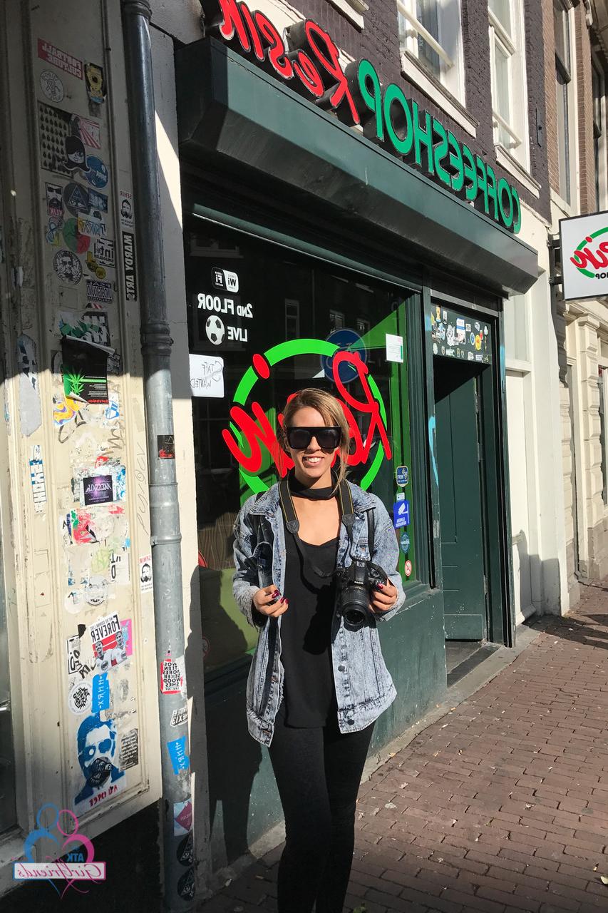20P A gata latina sexy Demi Lopez mostra seu espólio perfeito durante um passeio de férias