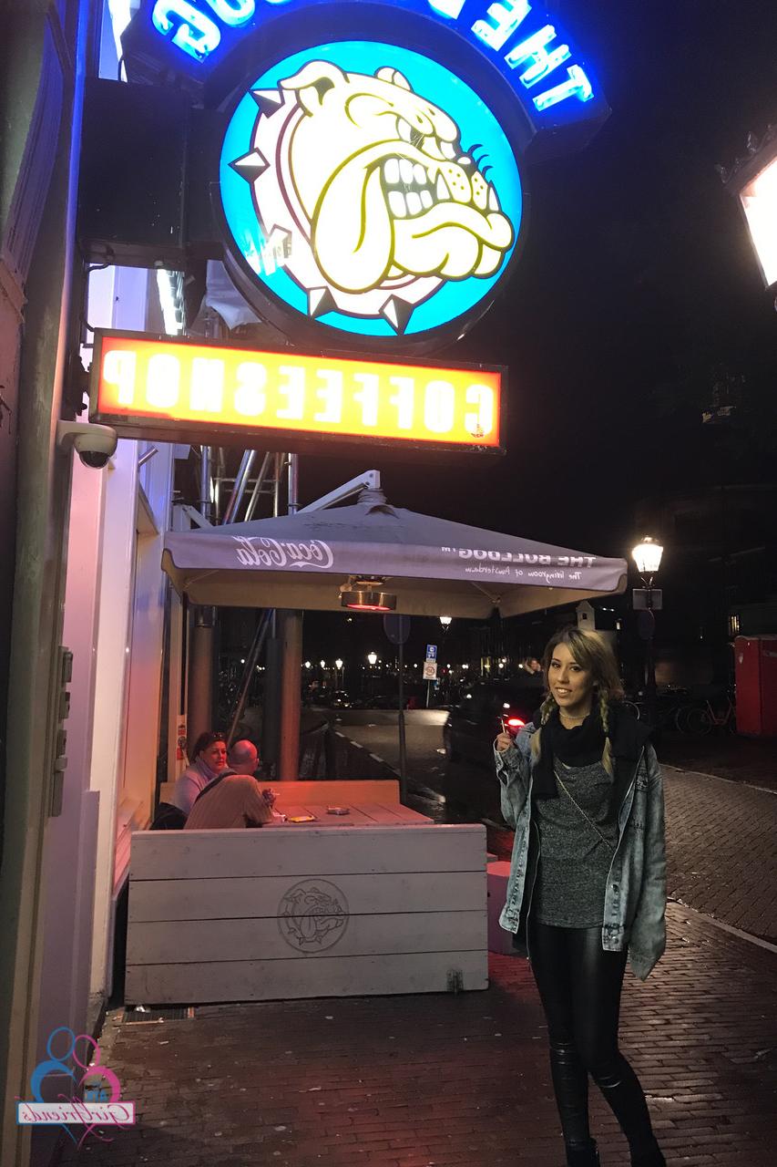 20P A gata latina sexy Demi Lopez mostra seu espólio perfeito durante um passeio de férias