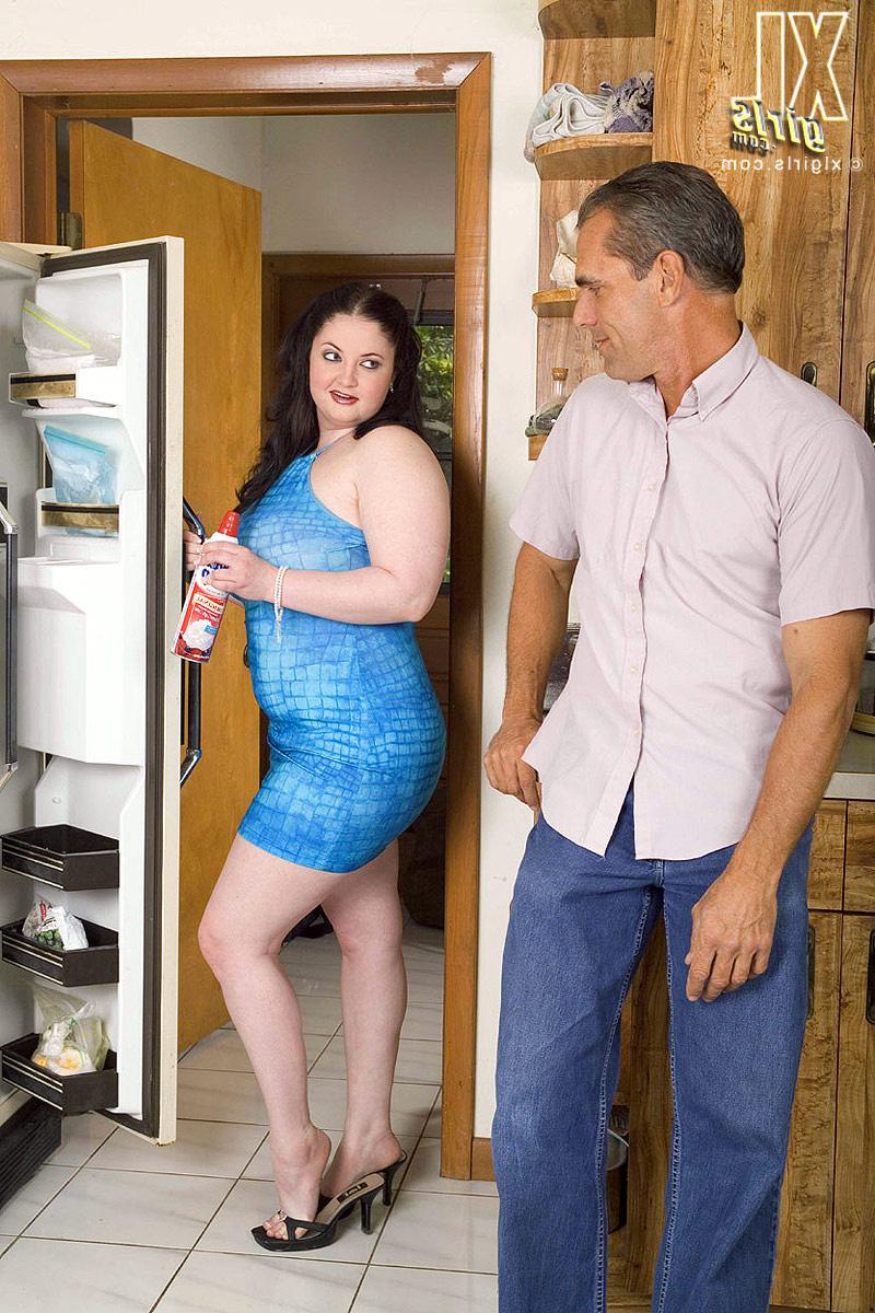 13P A morena grossa Monique L'Amour seduz o padrasto com um vestido justo