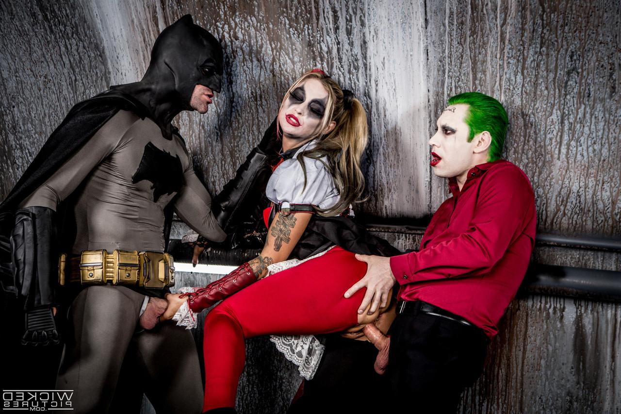 15P A loira tatuada Kleio Valentien faz sexo hetero e lésbico em traje de cosplay