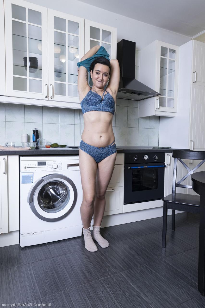20P Die sexy Amateurin Ramira zeigt ihre saftigen Titten und spreizt ihre haarige Muschi