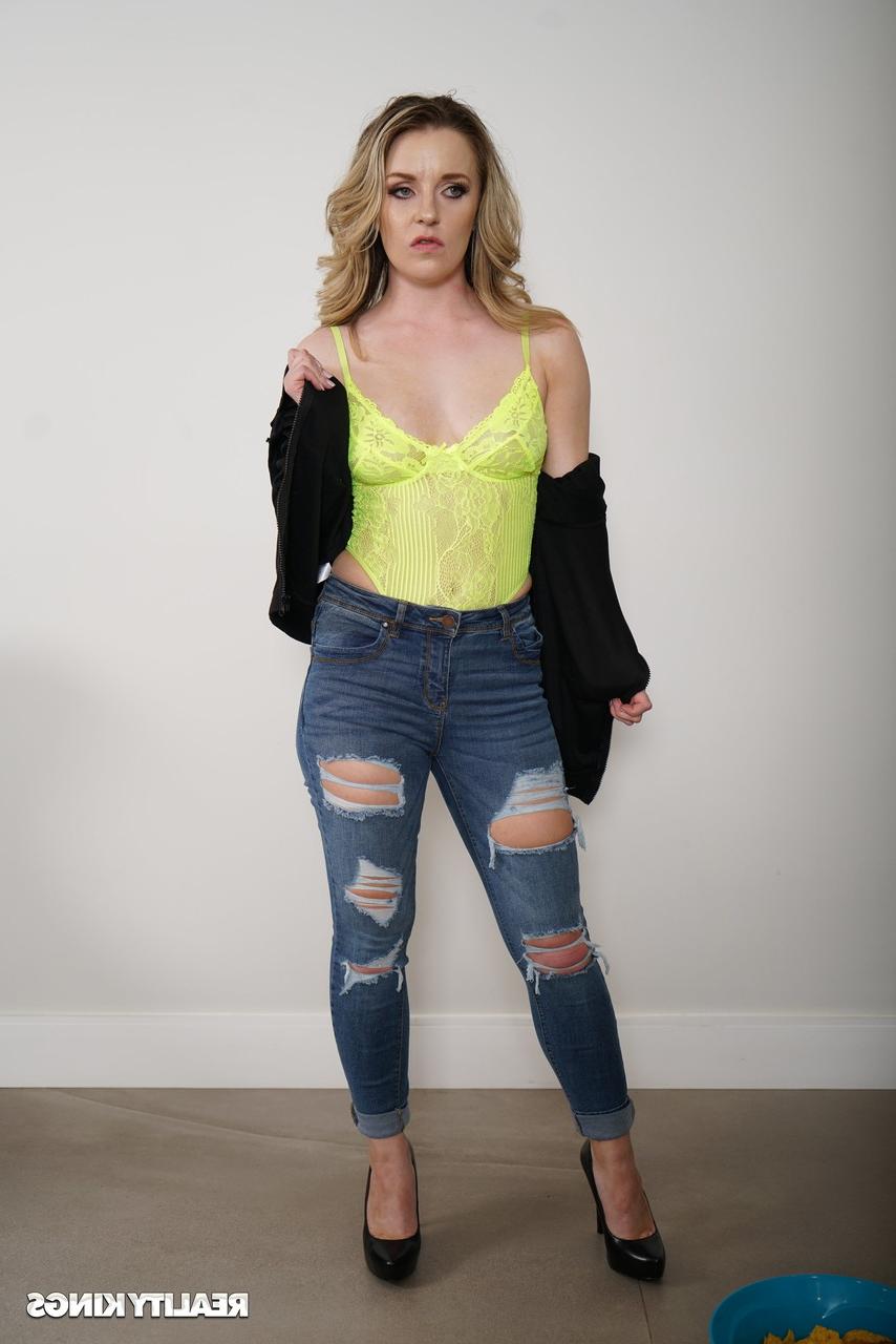 20P Die blonde Teenagerin Kate Kennedy lässt sich in verschiedenen Sexstellungen in den großen Arsch ficken