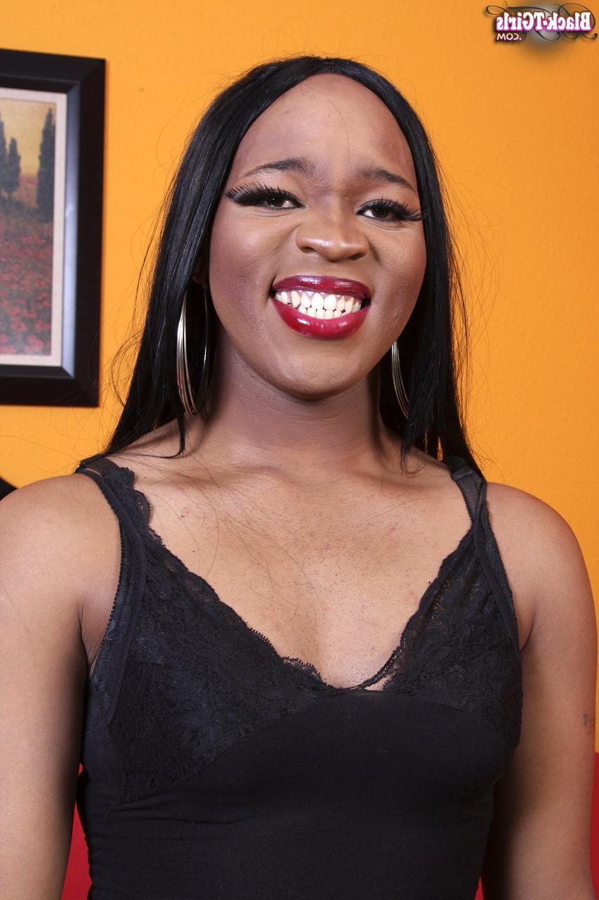 16P Travesti de ébano com tesão Gabriella se masturba com uma luz carnal em um solo