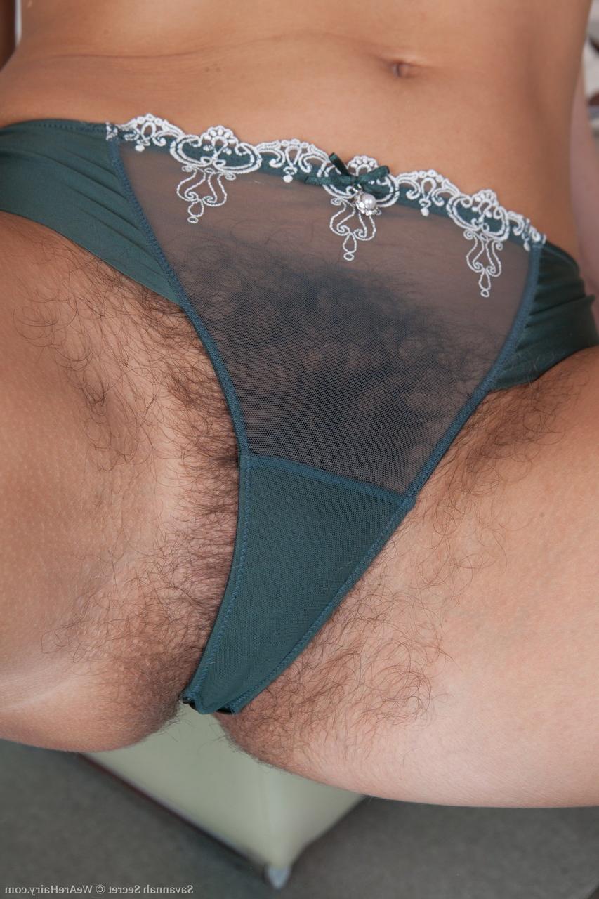 18P Savannah Secret, une brune solo, dévoile sa chatte et son cul poilus.
