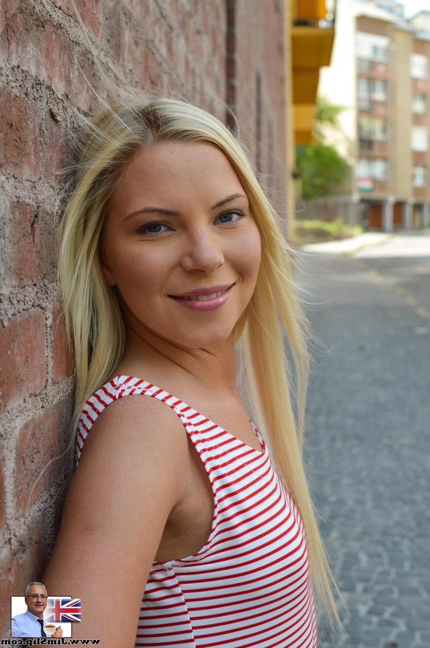 20P Die köstliche Blondine Angie Koks spreizt ihre leckere Muschi auf dem Ledersofa