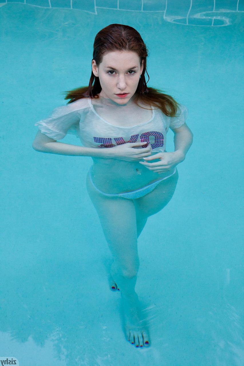 12P Die vollbusige rothaarige Teenager-Freundin Emily Archer nimmt ein Bad im Pool