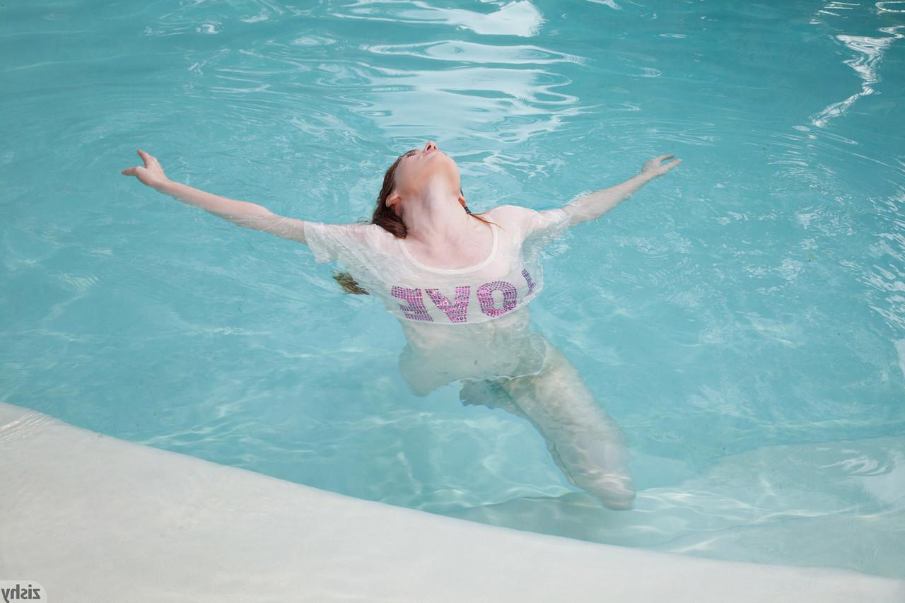 12P Die vollbusige rothaarige Teenager-Freundin Emily Archer nimmt ein Bad im Pool