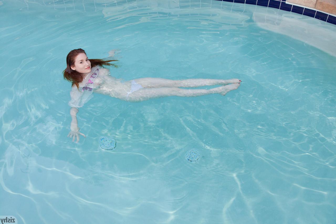 12P Die vollbusige rothaarige Teenager-Freundin Emily Archer nimmt ein Bad im Pool