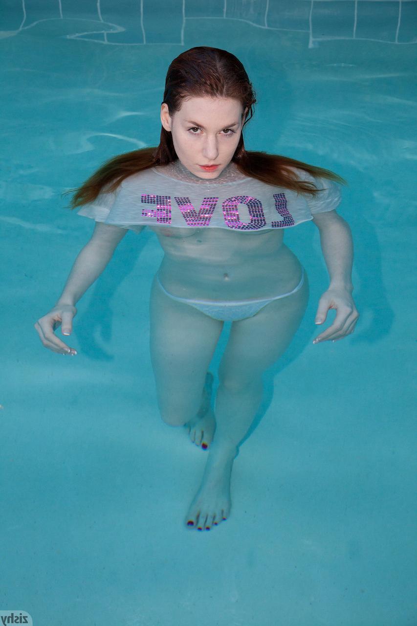 12P Die vollbusige rothaarige Teenager-Freundin Emily Archer nimmt ein Bad im Pool